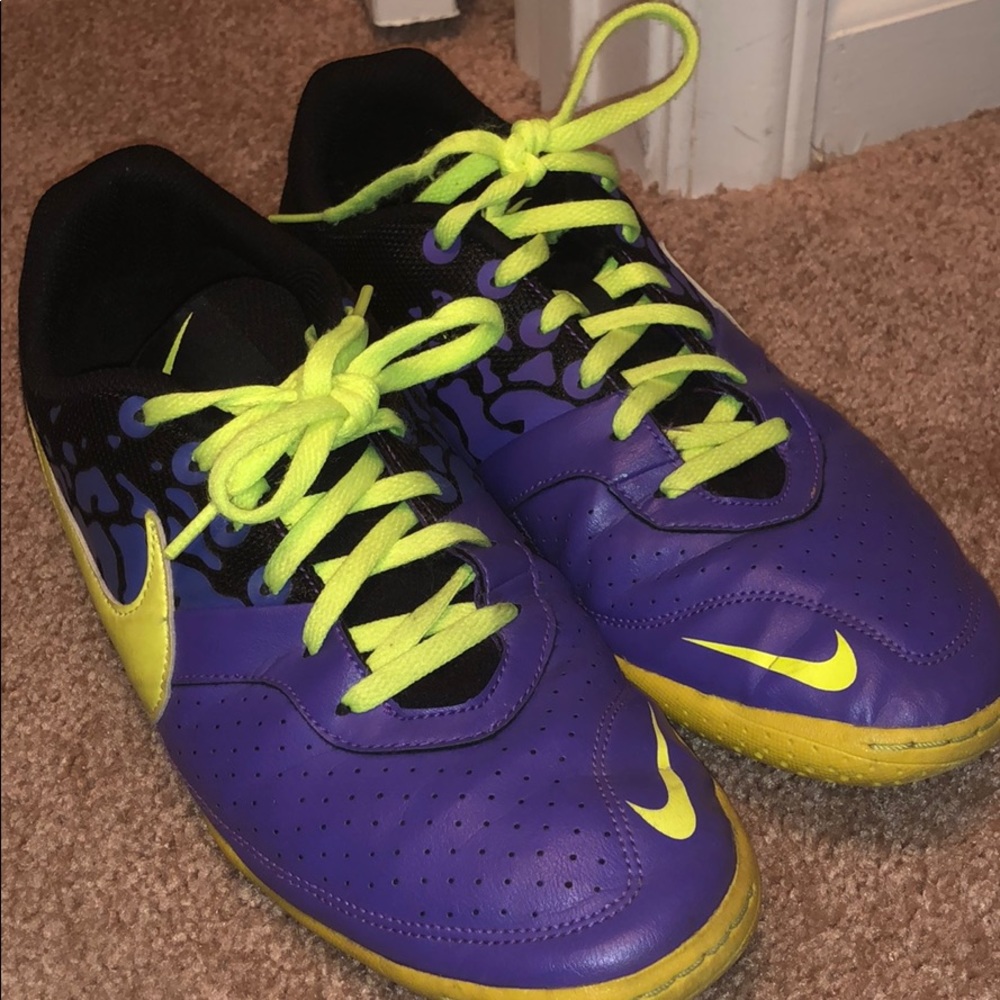 Women’s indoor soccer shoes (Nike)